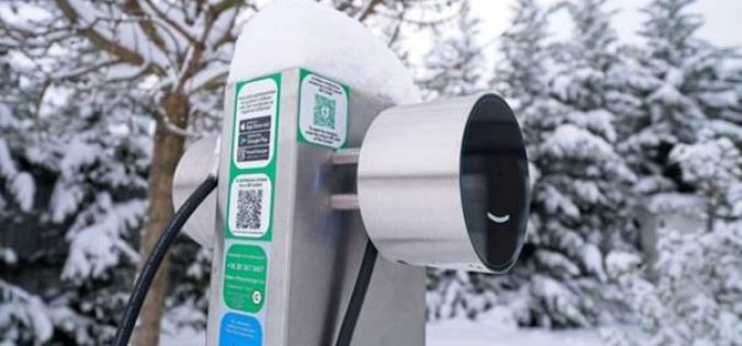 Új elektromosautó-töltőket helyeztek el a Benkó Zoltán Park és a Kecskeméti Fürdő parkolójában